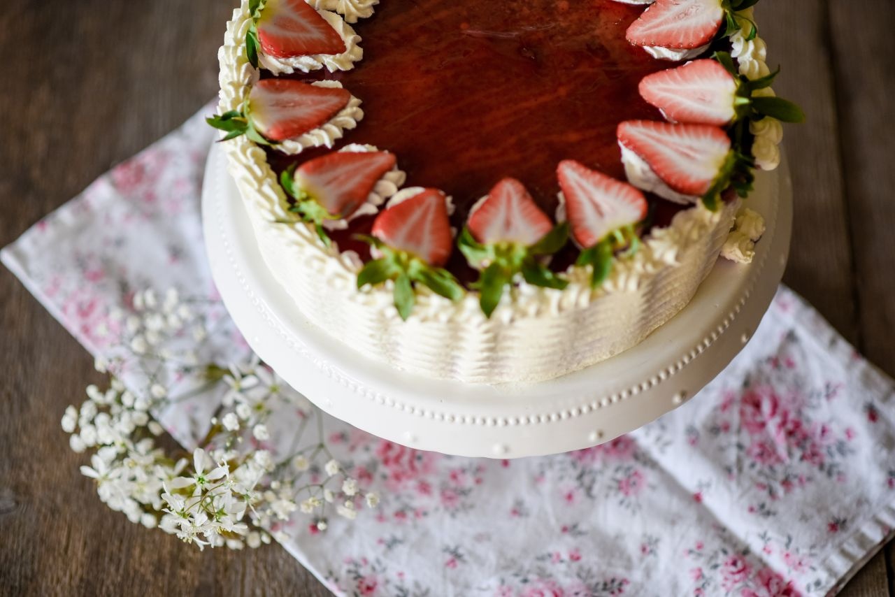 Backset: Erdbeersahne-Torte
