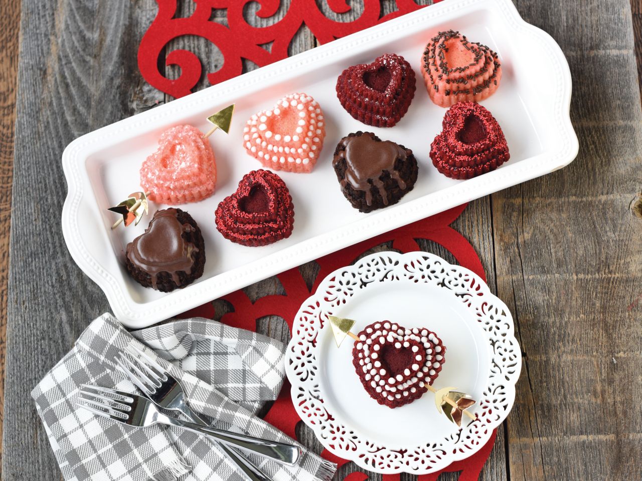 Nordic Ware: Aluguss-Backform Tiered Heart Cakelet, Antihaft, 0,71 L, 6 Mulden à 8 x 7,5 x 4 cm 