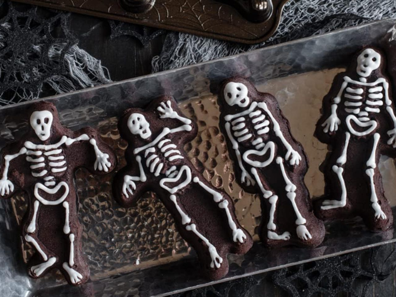 Nordic Ware: Aluguss-Backform Spooky Skeleton Cakelet, Antihaft, 400 ml, 4 Mulden à 14,5 x 5,5-10 x 2,5 cm