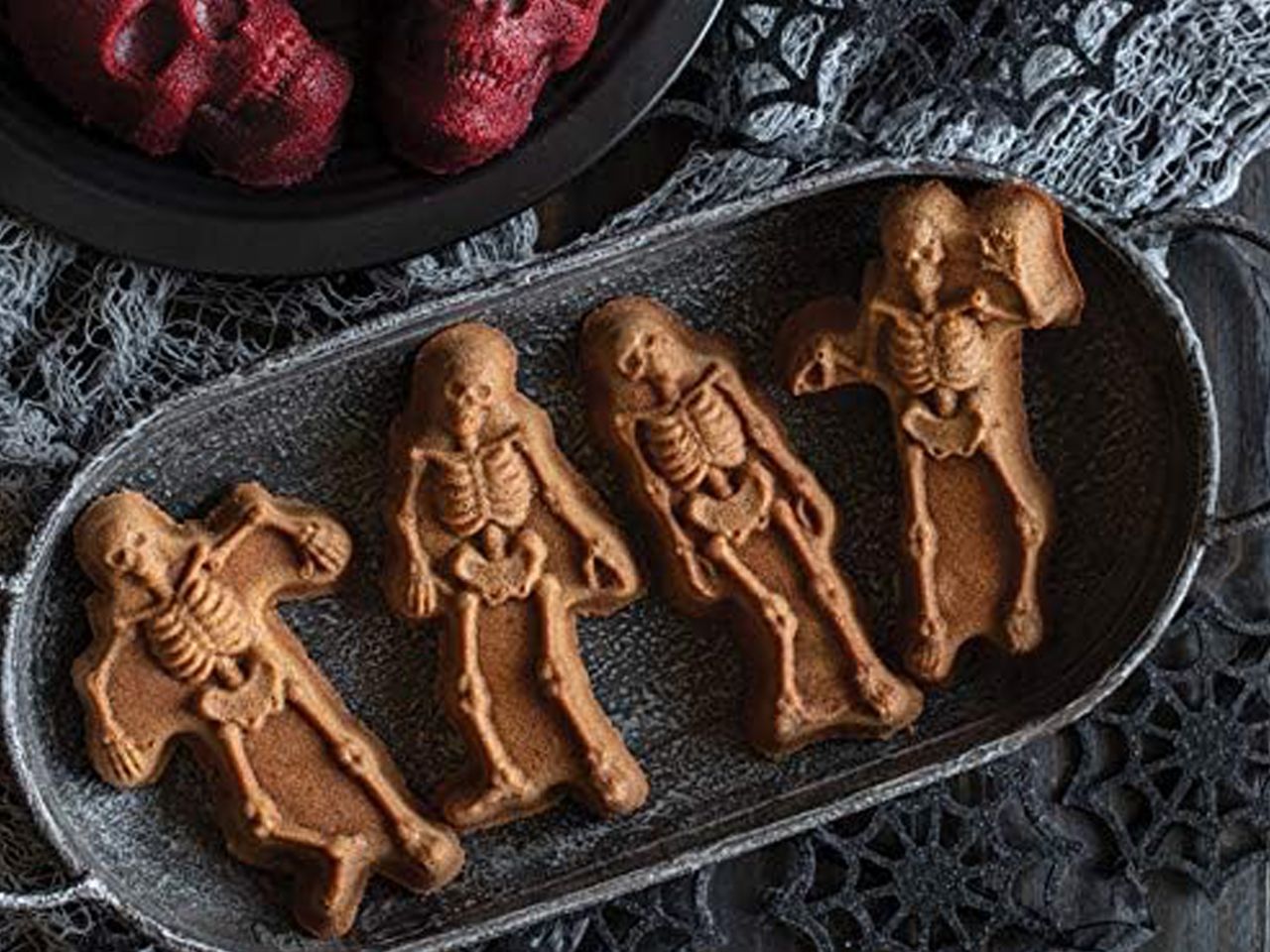 Nordic Ware: Aluguss-Backform Spooky Skeleton Cakelet, Antihaft, 400 ml, 4 Mulden à 14,5 x 5,5-10 x 2,5 cm