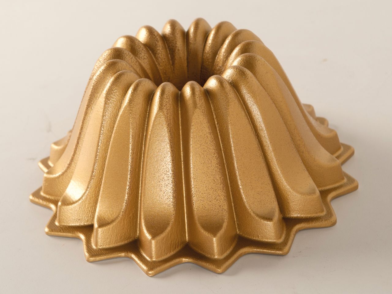 Nordic Ware: Aluguss-Backform Lotus Bundt, Antihaft, 1,18 L, 19 x 9 cm