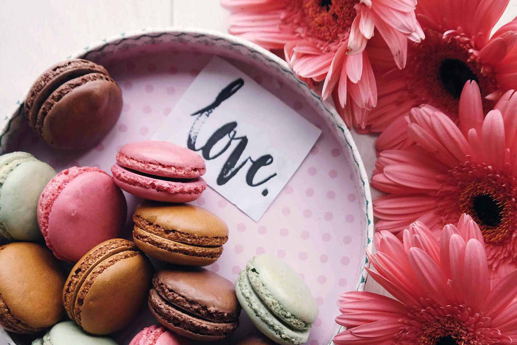 https://www.hobbybaecker.de/media/4f/96/32/1716751059/Hobbybaecker-Macarons-als-Geschenk.jpg?1716751059