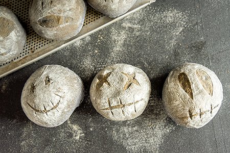 Bread-Scoring Halloween Brötchen