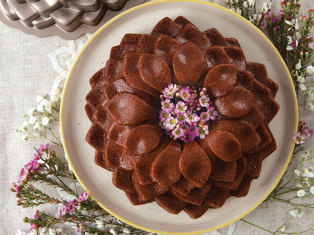 Nordic Ware: Aluguss-Backform Blossom Bundt Pan, Antihaft, 2,4 L, 23,5 x 9,5 cm