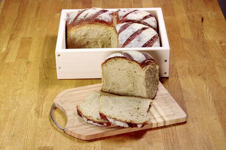 Helles Brot aus dem Holzbackrahmen