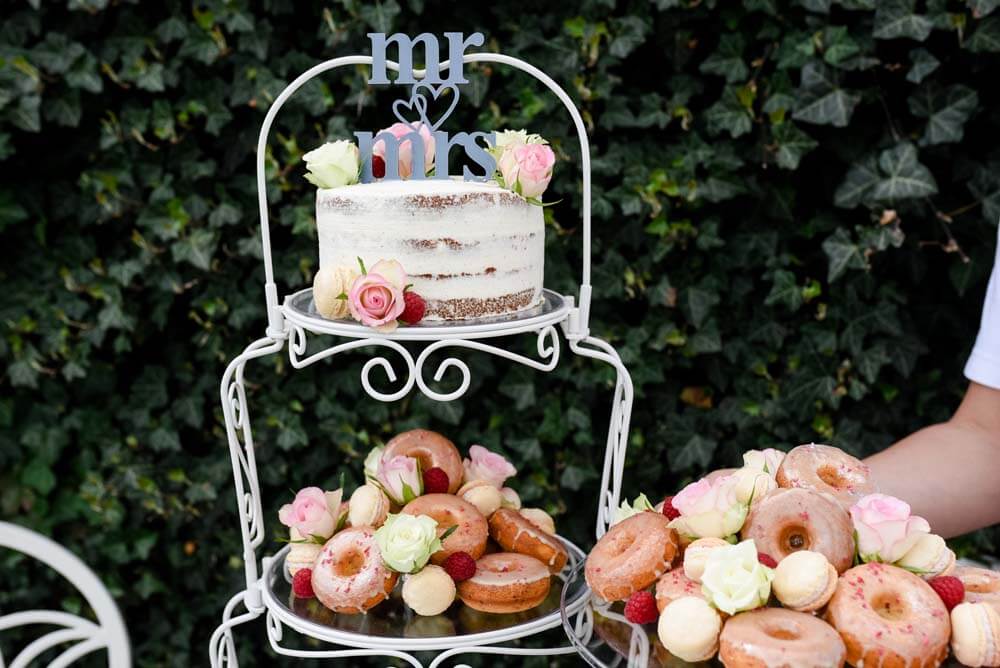 https://www.hobbybaecker.de/media/83/a4/e3/1716317156/Naked-Cakes-Donuts-Macarons.jpg?1716317156