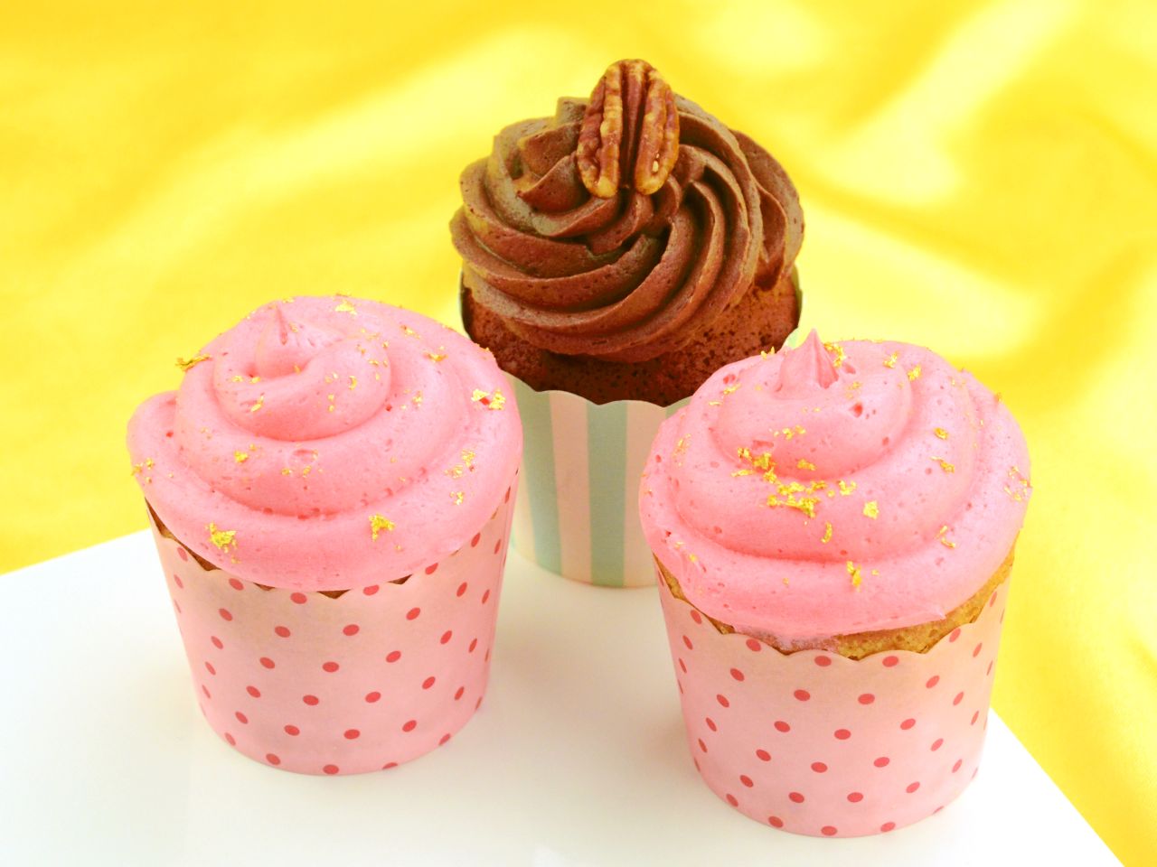 Cupcakes-Becher: Rosa mit weißen Punkten, 20 Stück à 5 x 4,3 mm