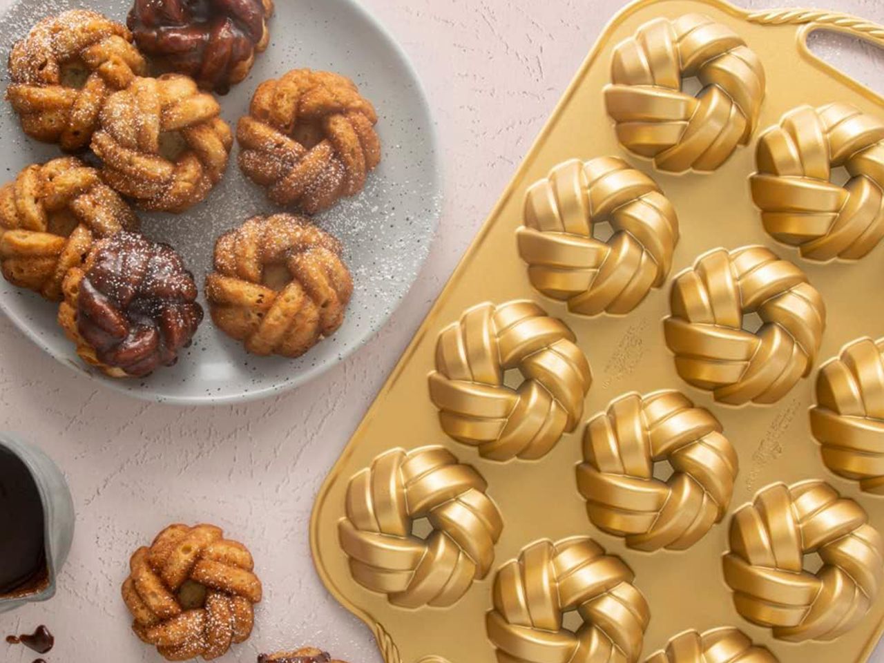 Nordic Ware: Aluguss-Backform 75th Anniversary Braided Mini-Bundt, Antihaft, 800 ml, 12 Mulden à 6,5 x 3,5 cm