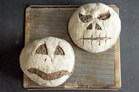 Schwarzes Bread-Scoring Halloween Brot