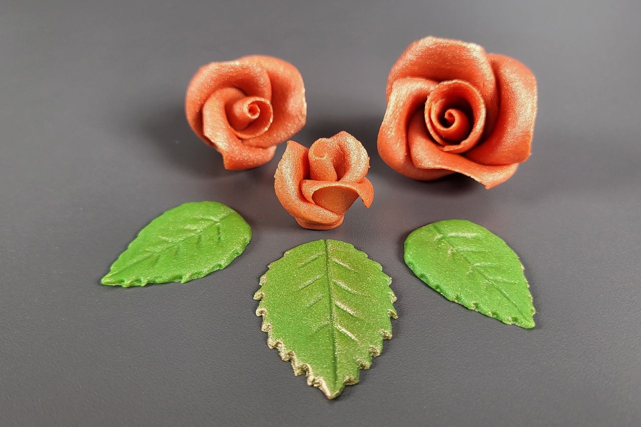 Marzipanrosen-Set glänzend, rot, 12 Blüten + 18 Blätter