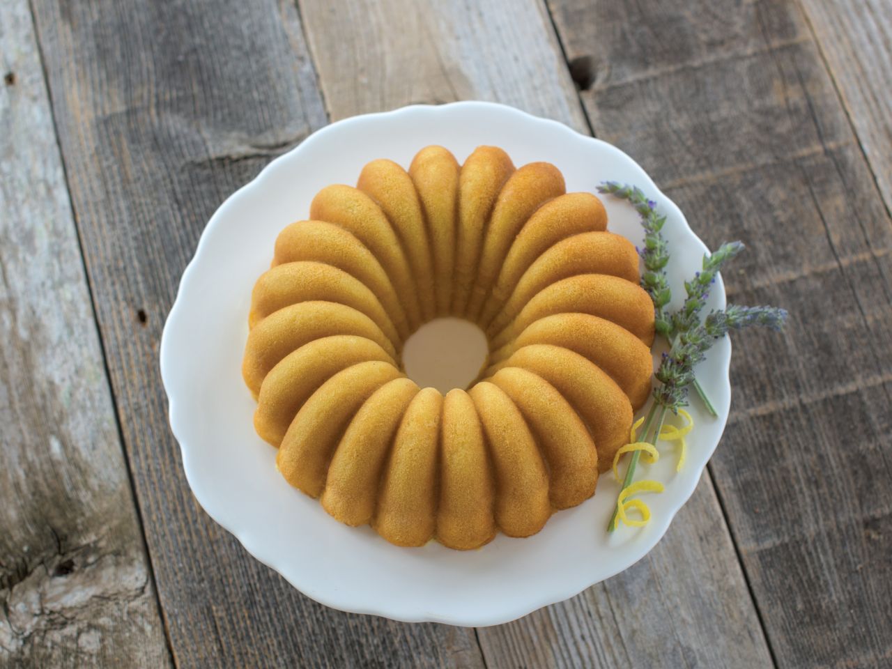 Nordic Ware: Aluguss-Backform Elegant Party Bundt Pan, Antihaft, 2,36 L, 22 x 9,5 cm