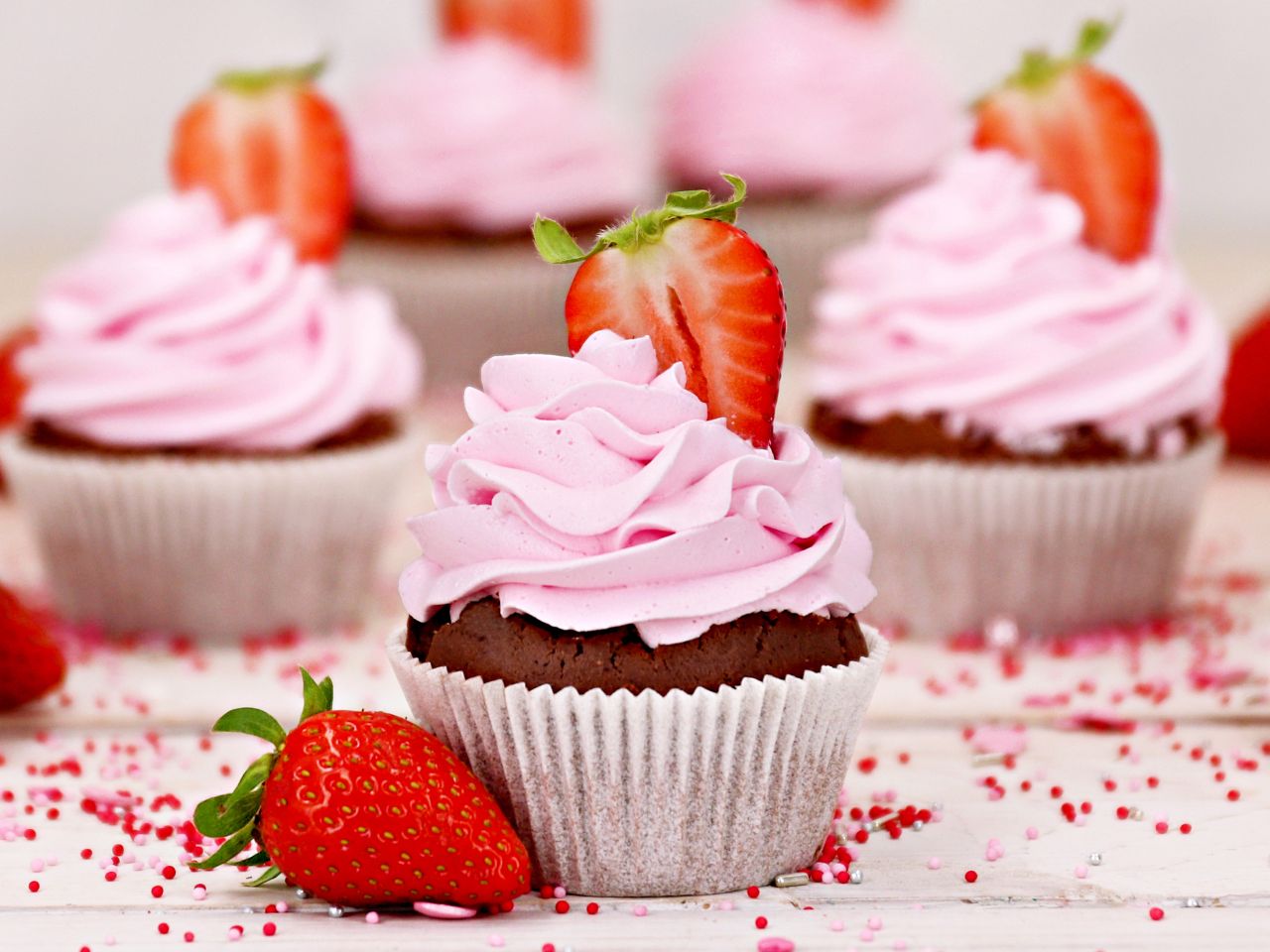 Fluffy Icing Cream, Strawberry, 900 g