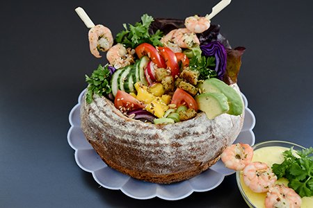 Bread Bowl mit Salat & Mangodressing