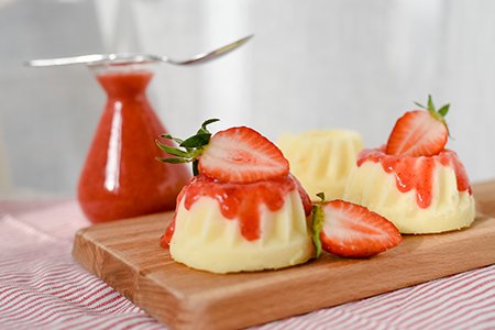 Vanille Gugelhupf mit Erdbeerpüree