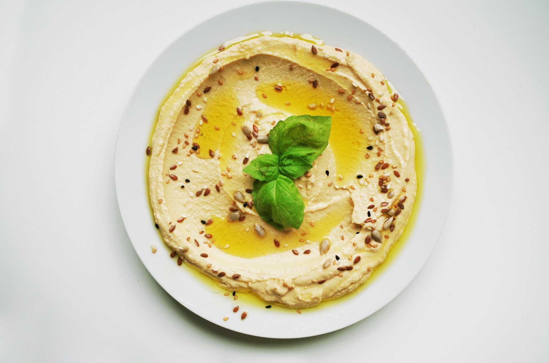 https://www.hobbybaecker.de/media/a4/2d/b2/1716533709/Hummus-Aufstrich-einfach-selbst-gemacht.jpg?1716533709