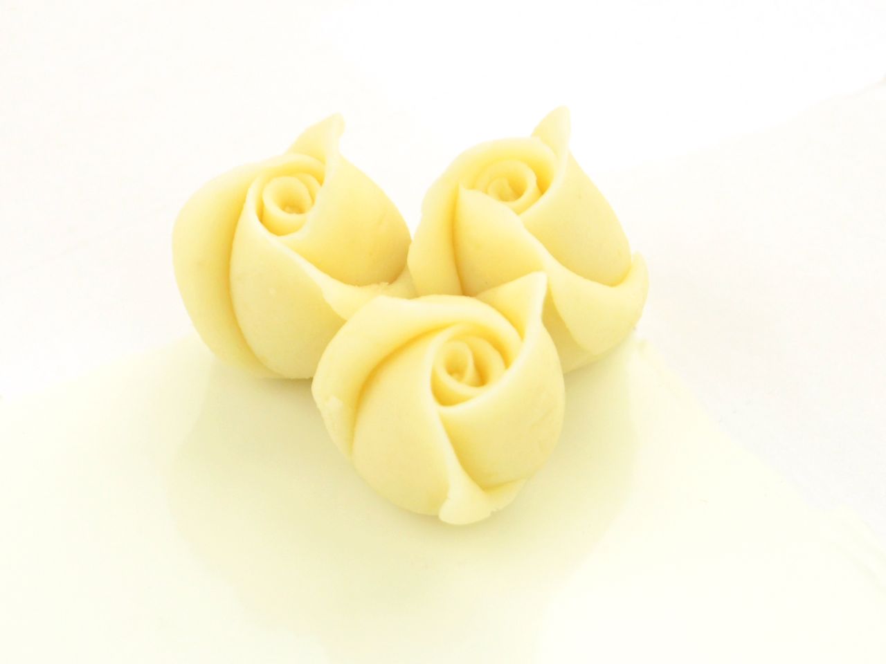 Kleine Marzipan-Rosen, Weiß, 36 Stück, 2,5 x 2,5 cm