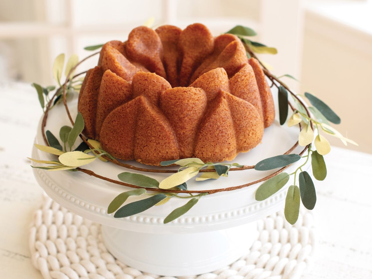 Nordic Ware: Aluguss-Backform Magnolia Bundt, Antihaft, 2,4 L, 23,5 x 9,5 cm