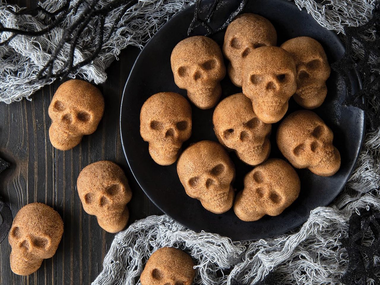 Nordic Ware: Aluguss-Backform Skull Bites Cakelet, Antihaft, 0,59 L, 20 Mulden à 5,5 x 4 x 3 cm