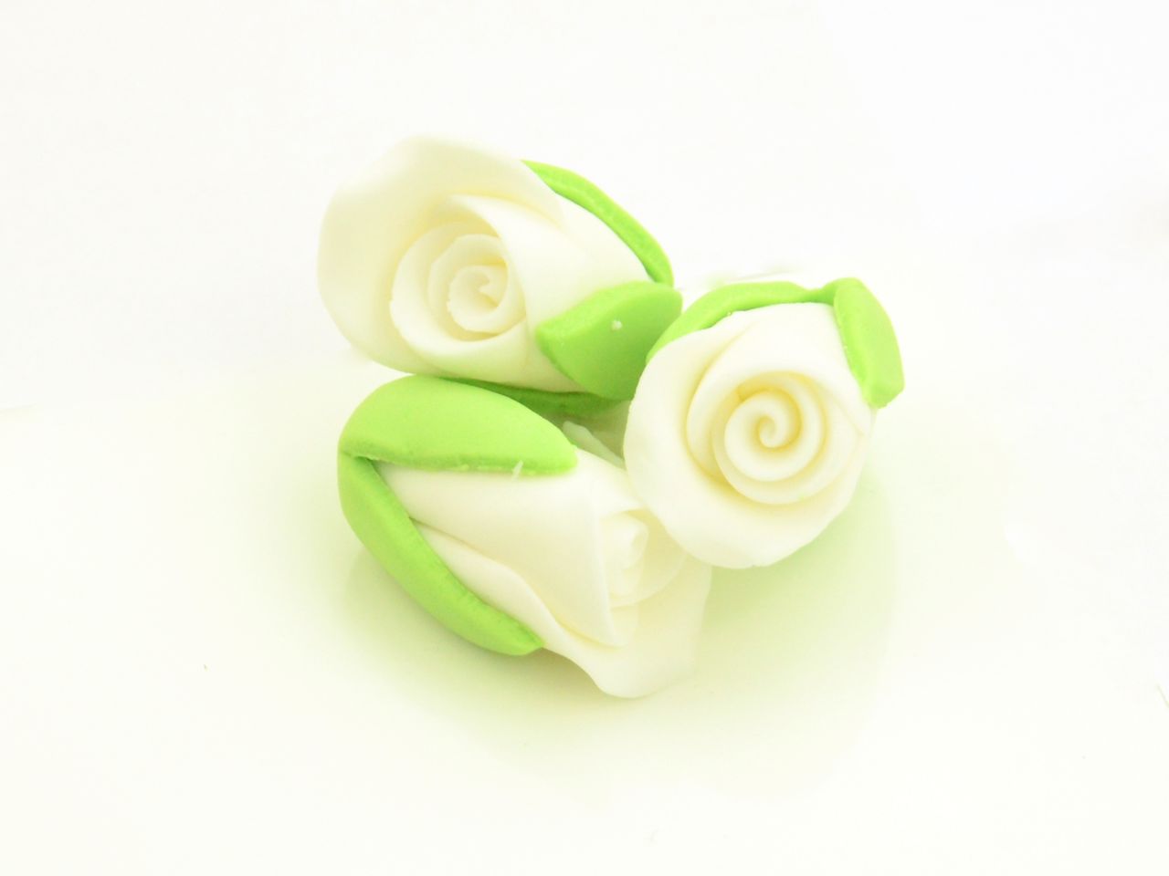 Zuckerblumen Weiße Rosenknospen, Weiß & Grün, 3 Stück à 20 x 27 mm