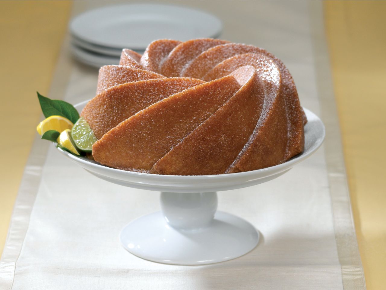 Nordic Ware: Aluguss-Backform Heritage Bundt Pan, Antihaft, 2,36 L, 23,5 x 9 cm