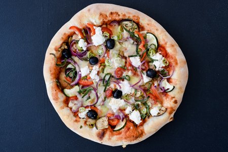Vegetarische Pizza mit pikanter Soße