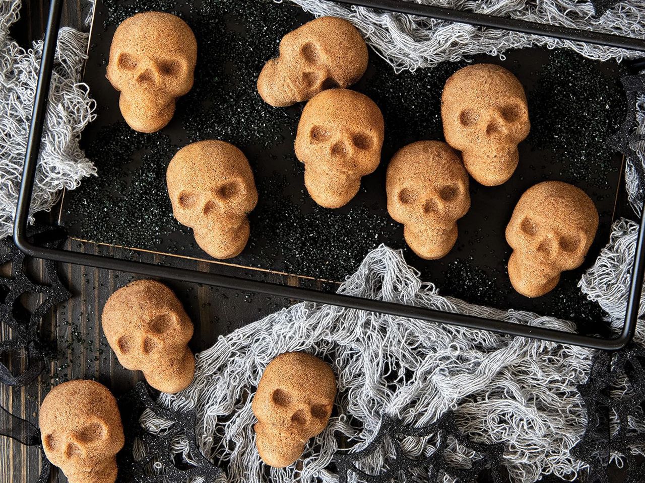 Nordic Ware: Aluguss-Backform Skull Bites Cakelet, Antihaft, 0,59 L, 20 Mulden à 5,5 x 4 x 3 cm