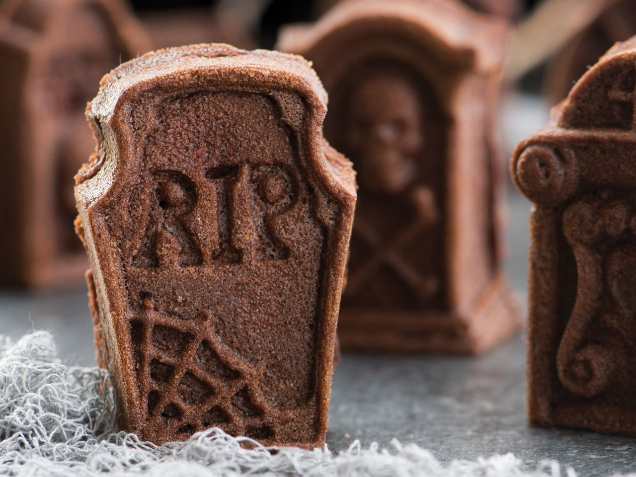 Nordic Ware: Aluguss-Backform Tombstone Cakelet, Antihaft, 1 L, 6 Mulden à 7 x 10,5 x 4 cm 