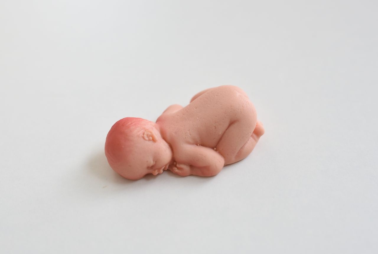 Baby liegend 3D aus Marzipan, 23 g, 6 x 3,8 cm