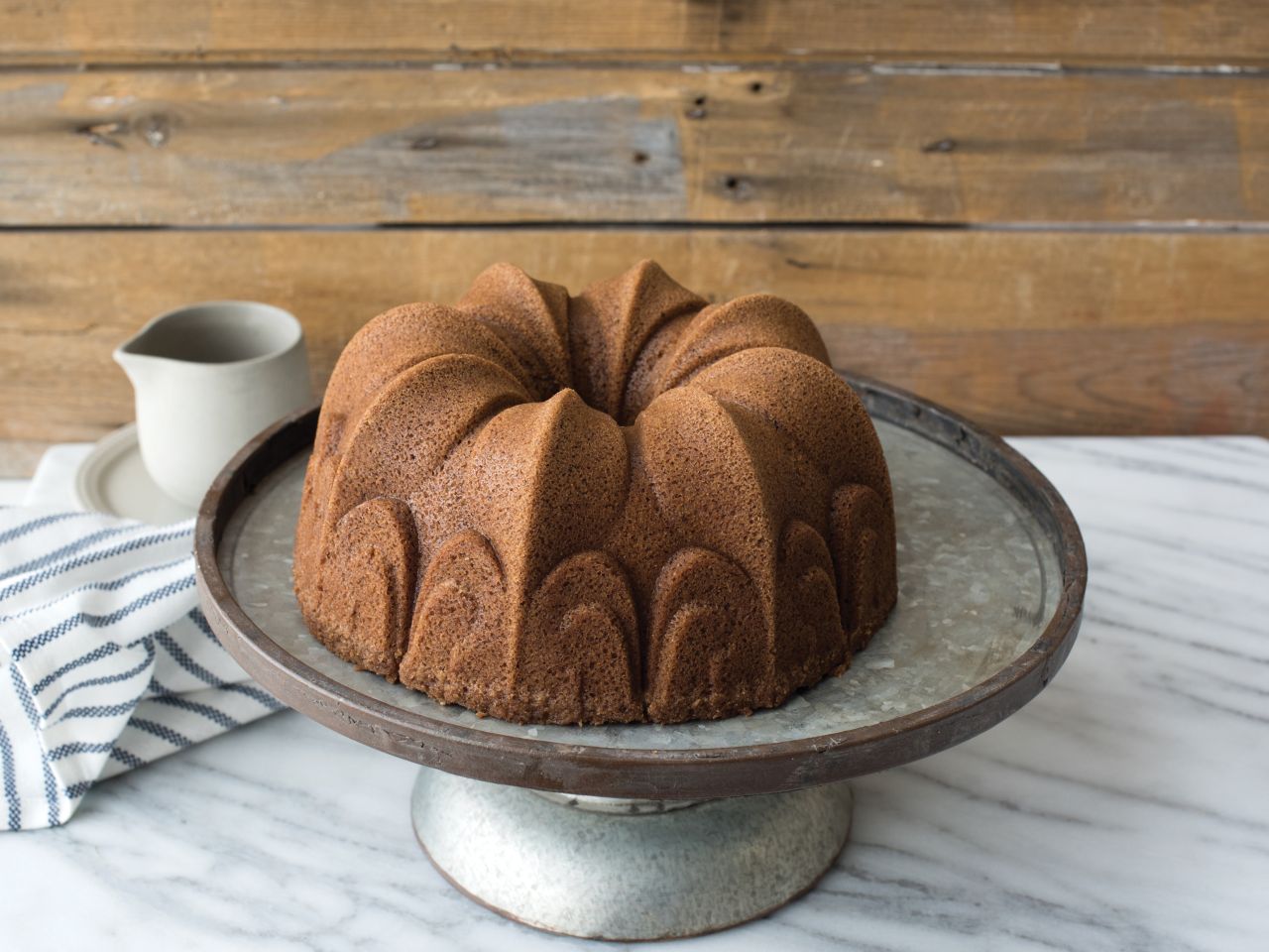 Nordic Ware: Aluguss-Backform Fleur de Lis Bundt Pan, Antihaft, 2,4 L, 22,5 x 9,5 cm