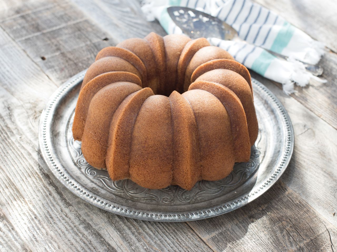 Nordic Ware: Aluguss-Backform Anniversary Bundt Pan, Antihaft, 2,4 bis 3,5 L, 25 x 11 cm