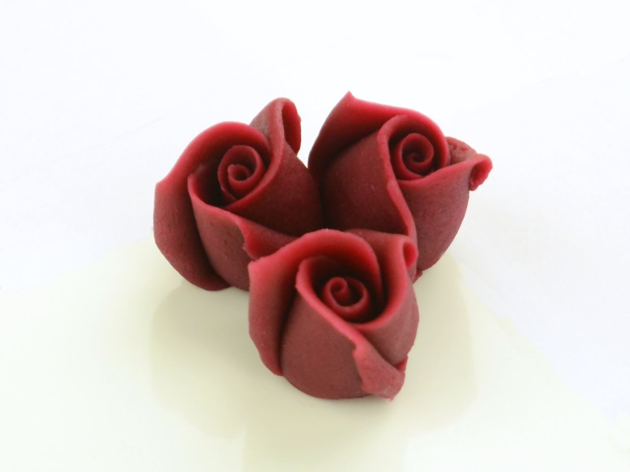 Kleine Marzipan-Rosen, Bordeaux-Rot, 4 Stück, 2,5 x 2,5 cm