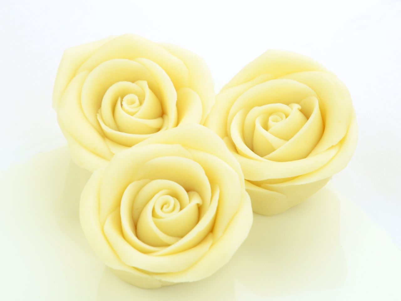 Große Marzipan-Rosen, Weiß, 2 Stück, 4,5 x 2,5 cm