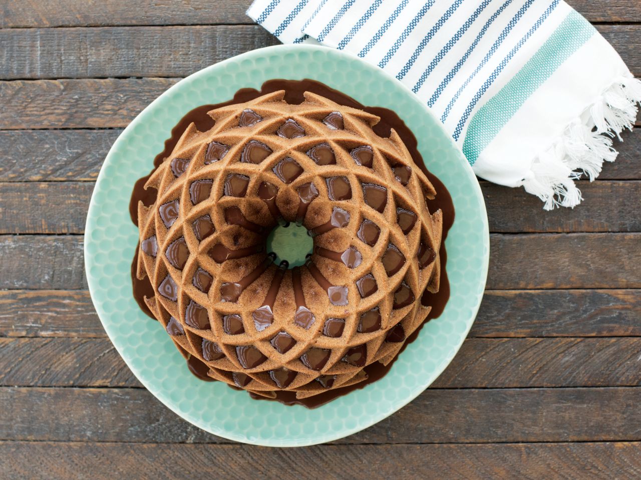 Nordic Ware: Aluguss-Backform Jubilee Bundt, Antihaft, 2,36 L, 23 x 9,5 cm