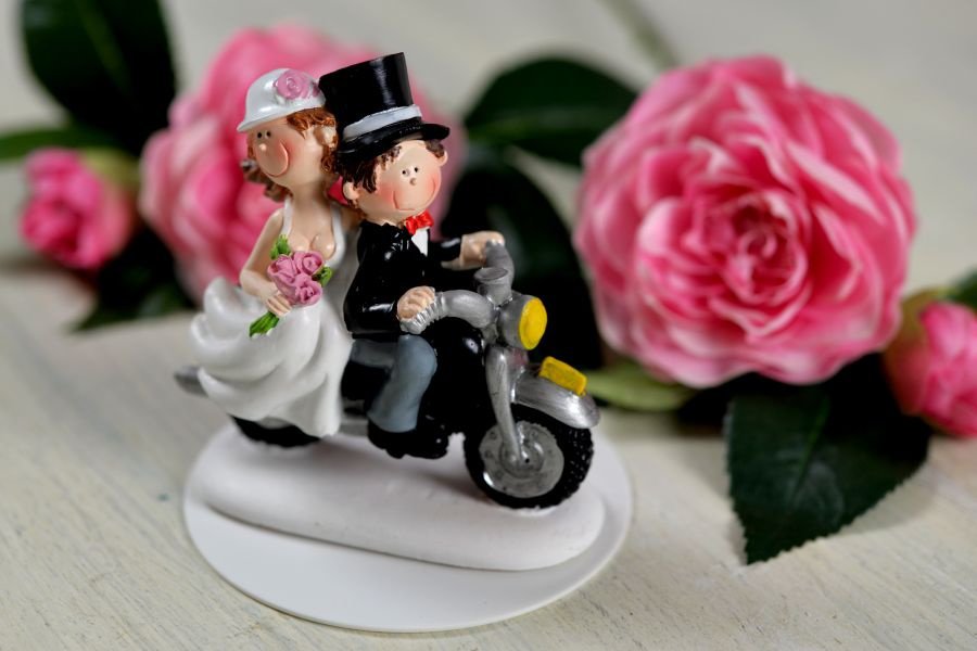 Brautpaar auf Motorrad ca. 8 x 8 cm aus Polyresin