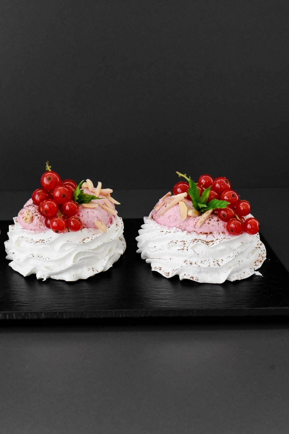 https://www.hobbybaecker.de/media/ee/5f/c4/1716322072/Mini-Johannisbeer-Pavlovas.jpg?1716322072