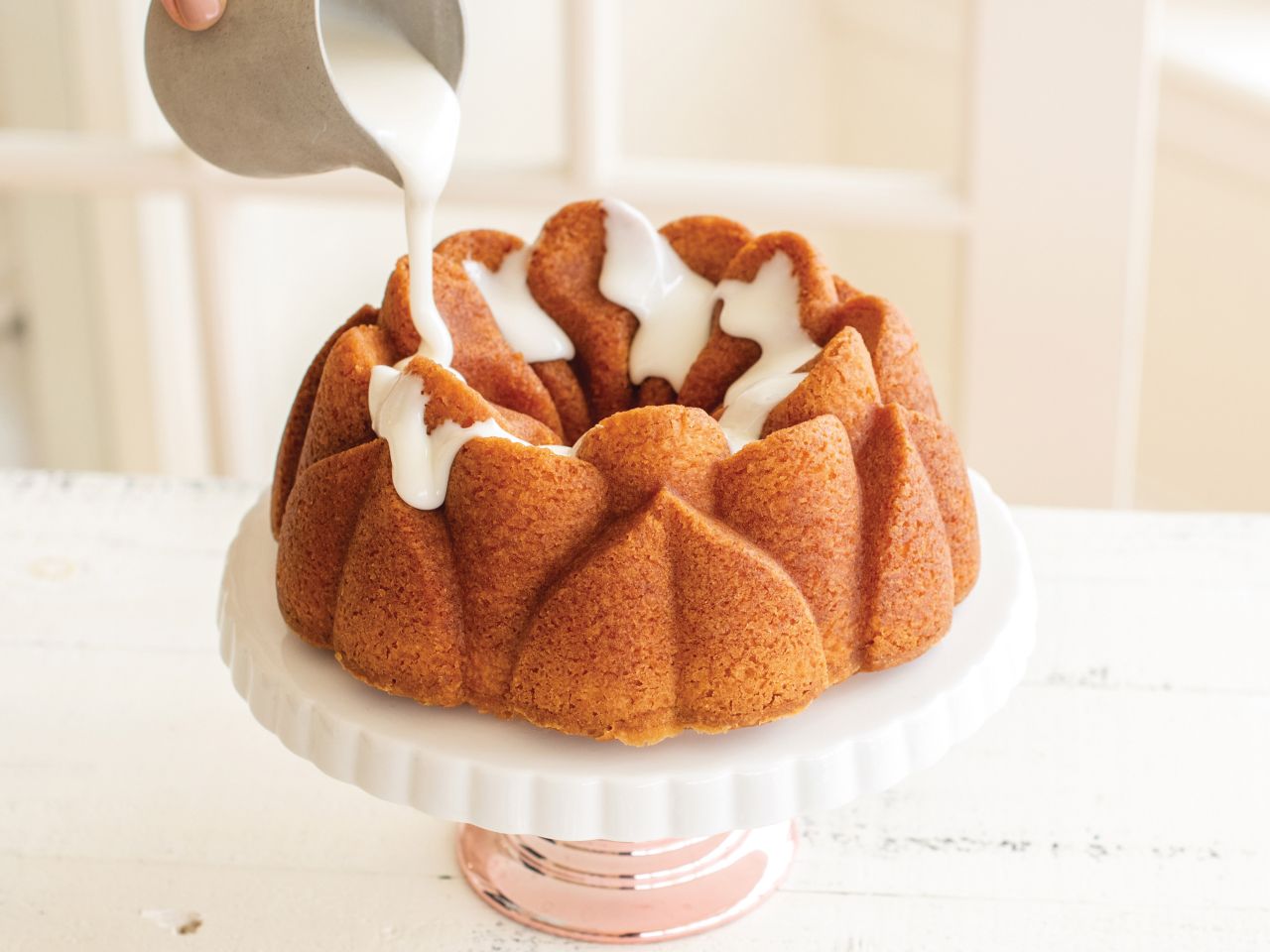 Nordic Ware: Aluguss-Backform Magnolia Bundt, Antihaft, 2,4 L, 23,5 x 9,5 cm