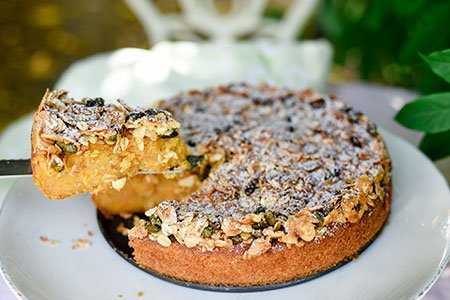Knusper-Kürbis-Kuchen mit Mandeln und Äpfeln